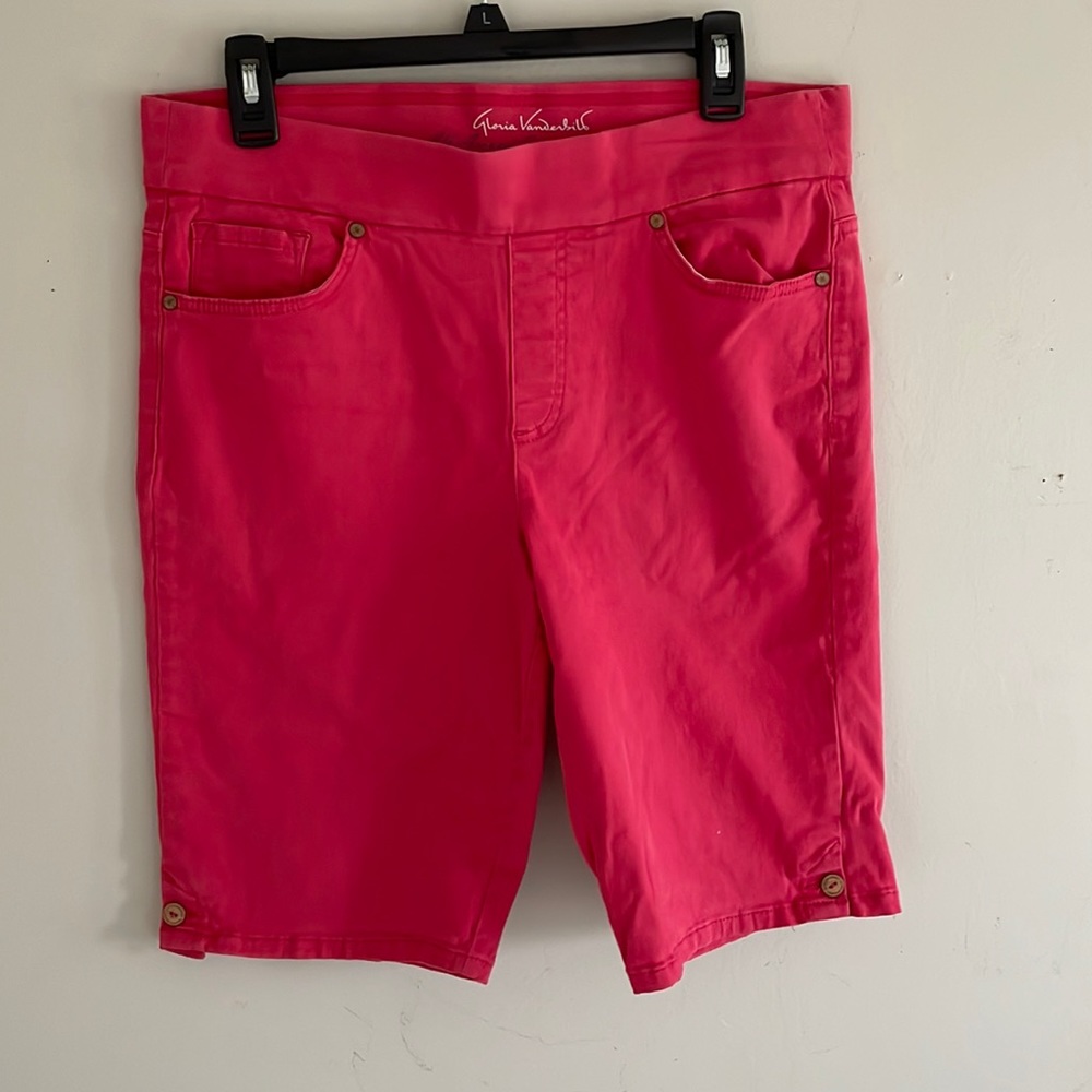 Gloria Vanderbilt all around slimming effect.